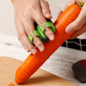 1Stainless steel handheld peeler，Easily peel fruits and vegetables，Vegetable Peeling Tool，Comfortable Grip，Features a non-slip f